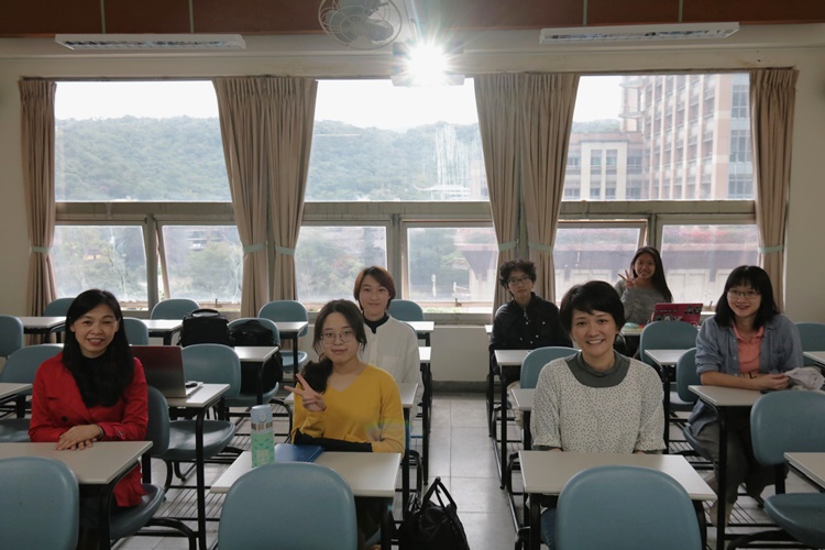 圖片標題:06講者與同學們合影