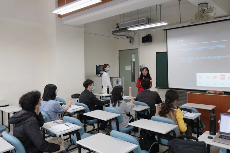 圖片標題:01講者與同學們解構廣告的敘事手法