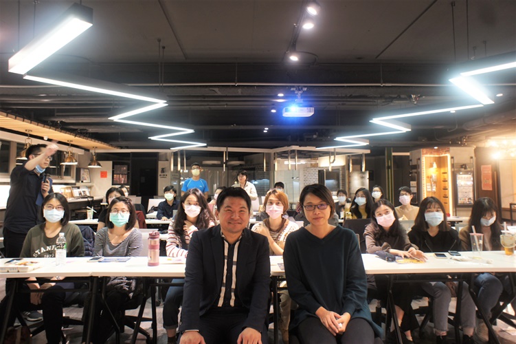 圖片標題:10 王聖凱講師與全體同學大合照畫面