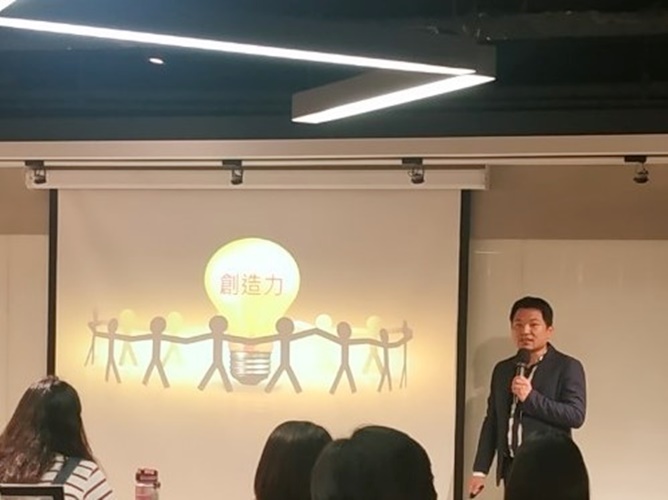 圖片標題:01王聖凱講師提到創意思考就是提升創造力，創造力的基礎是想像力。
