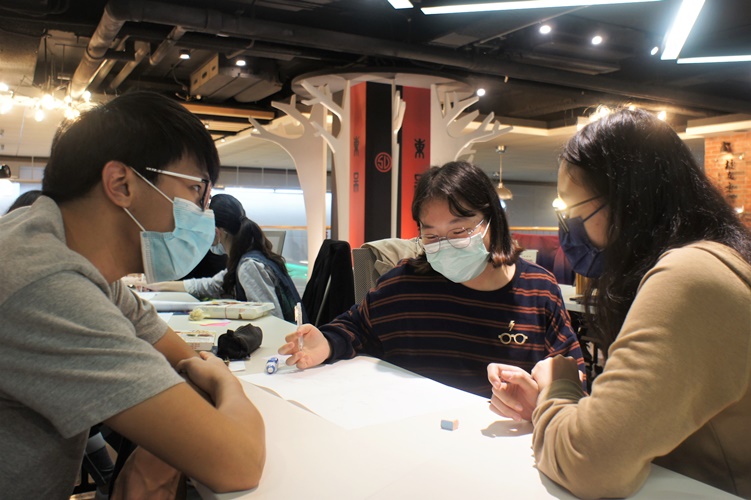 圖片標題:03 講座同學於課堂分組討論關於「創意標語」的發想