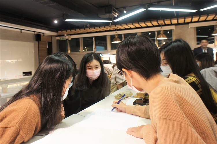 圖片標題:05 講座同學分組並以心智圖的概念練習發想