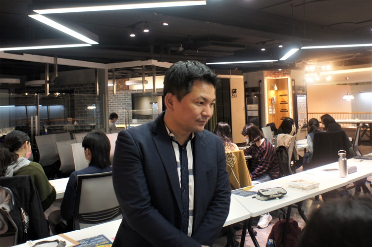 圖片標題:06 王聖凱講師於同學分組討論時在旁給予回饋