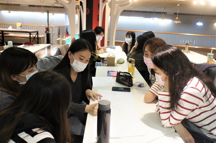 圖片標題:08 講座同學分組參與討論畫面
