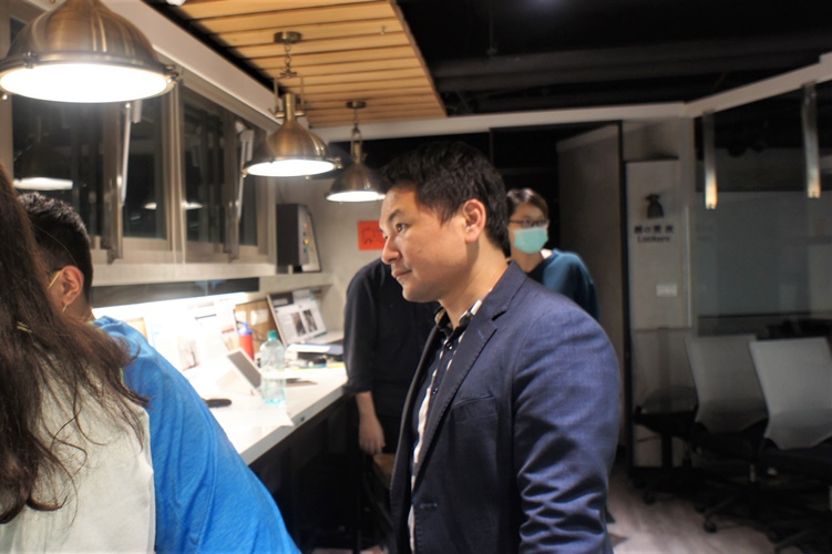 圖片標題:09 王聖凱講師於分子時間與同學互動畫面