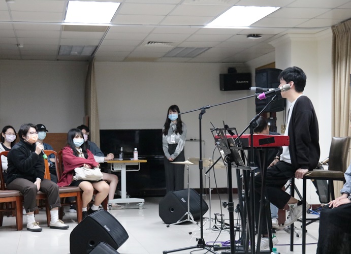 圖片標題:02同學向守夜人提問