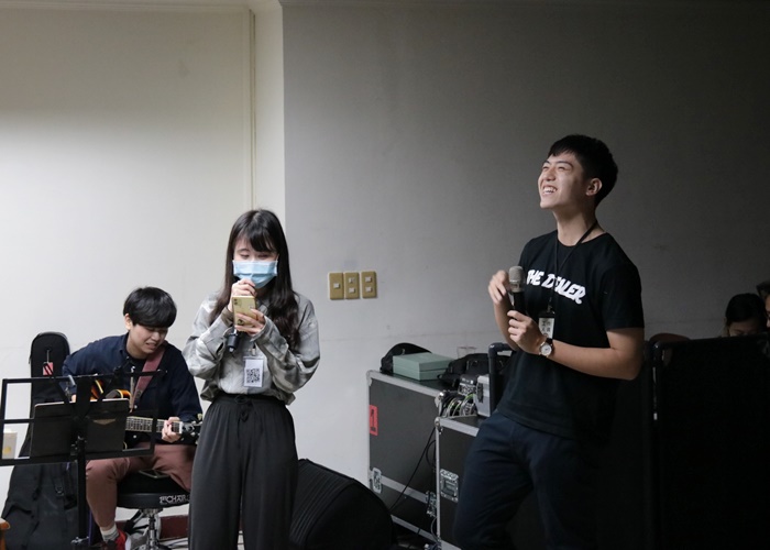 圖片標題:03守夜人邀請吉他社社長和熱音社前社長合唱