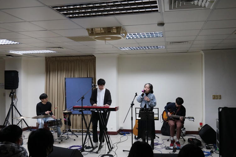 圖片標題:01守夜人演唱《我睡不著》歌曲