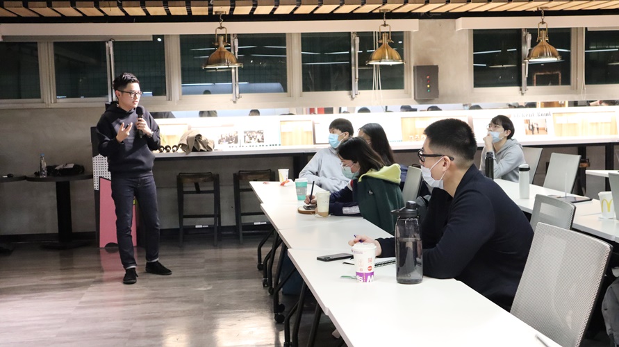 圖片標題:04 丁展譽分享提案故事，同學專心筆記