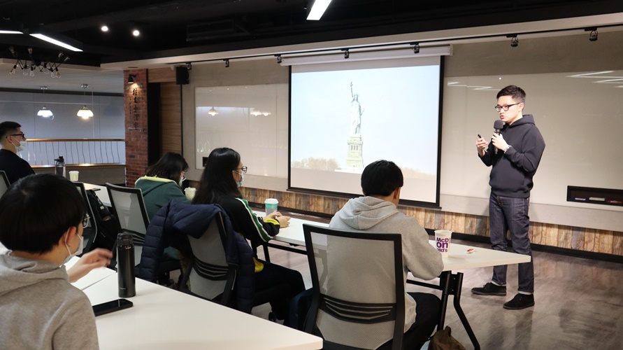 圖片標題:01  丁展譽介紹群眾募資發展起源