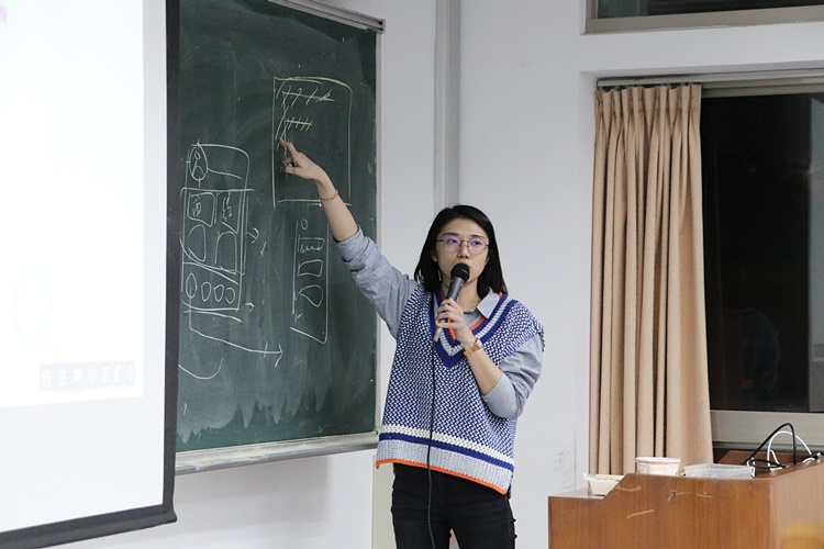 圖片標題:07 講師Joyce針對同學提出的問題於黑板上畫圖進行解釋