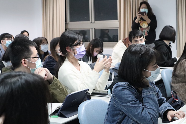 圖片標題:05 同學向周牛莒光諮商心理師提問