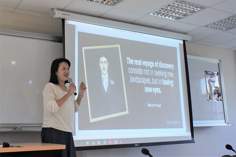 圖片標題:08 講座尾聲翁子評講師分享法國作家Marcel Proust的話送給同學們