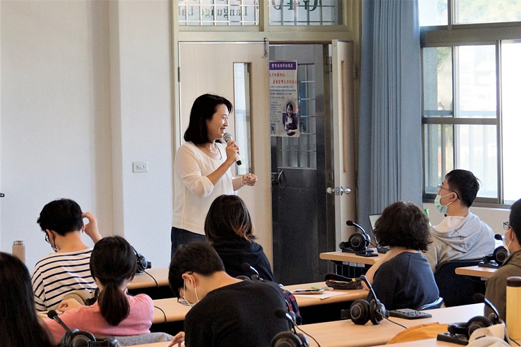 圖片標題:01 翁子評講師開場與同學們互動