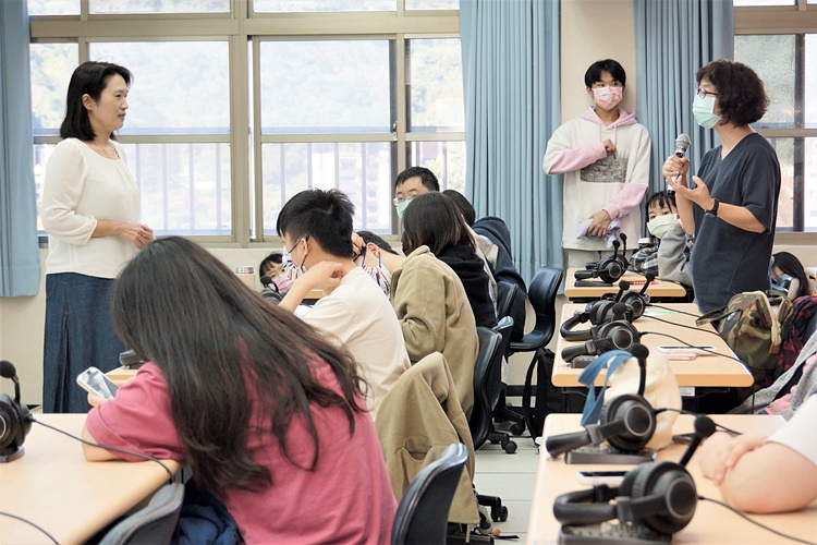 圖片標題:07 翁子評講師與講座學生互動畫面