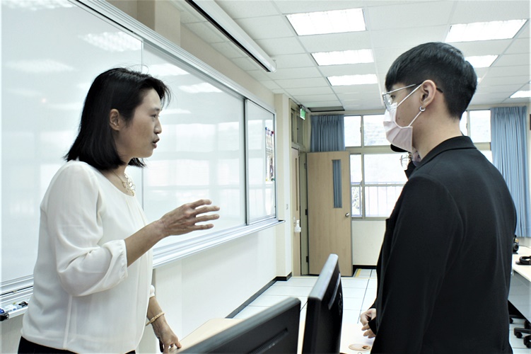 圖片標題:09 學生詢問翁子評講師留學相關問題