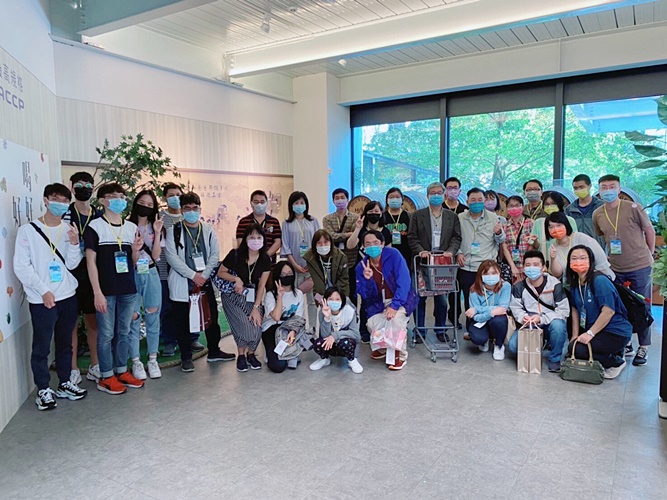 圖片標題:圖說：110年11月6日微生物學系系友會辦理「宜蘭一日遊」活動