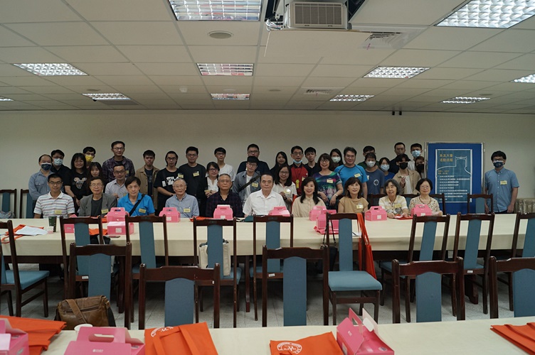 圖片標題:圖說：110年11月6日數學系在外雙溪校區G101會議室舉辦「110學年度系友大會」
