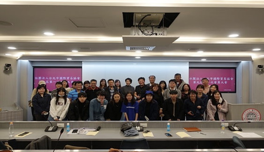 圖片標題:圖說：110年12月4日國貿系系友大會暨第9屆理監事改選，吳佳樺續任第9屆理事長