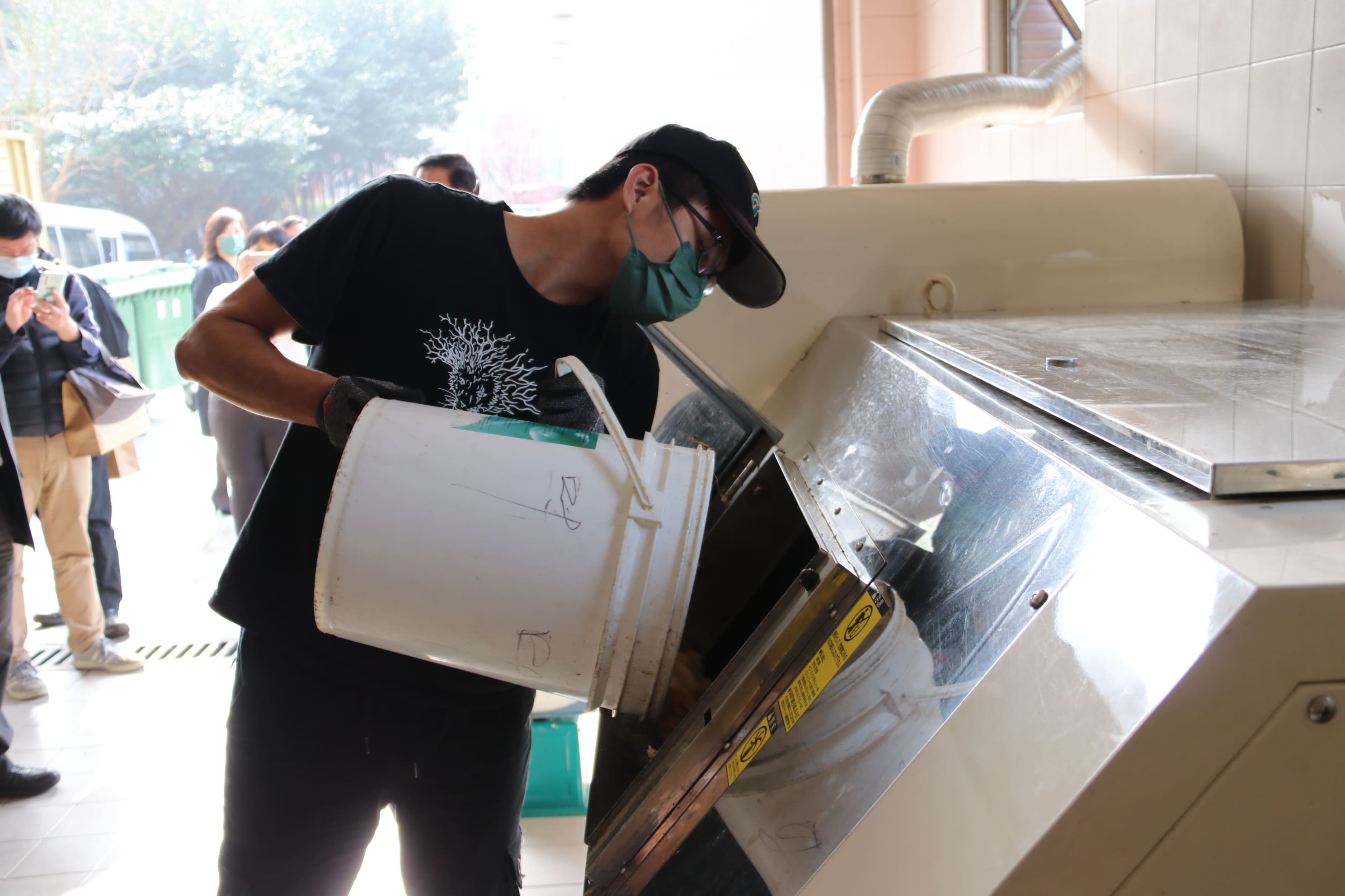 圖片標題:圖二、廚餘倒進固態發酵機