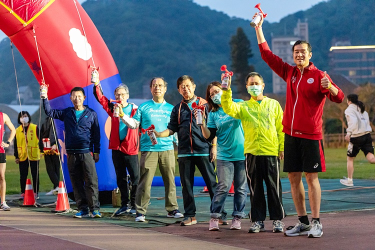 圖片標題:03師長貴賓鳴槍開跑