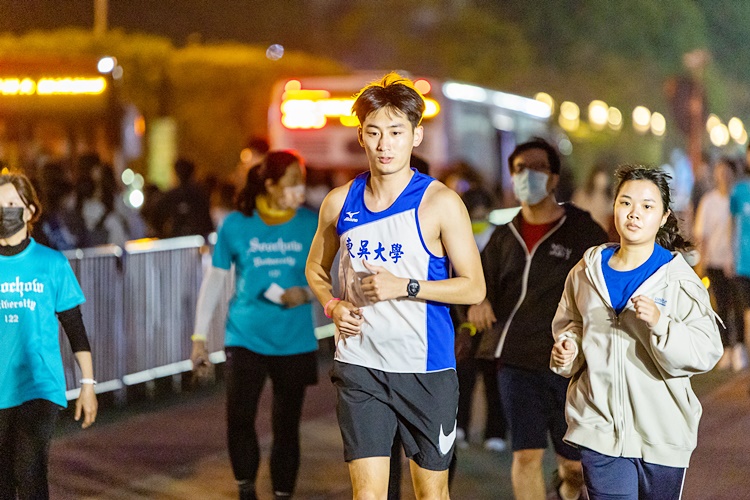 圖片標題:06歷史系校友姚君翰(現職跑步教練)帶領開跑