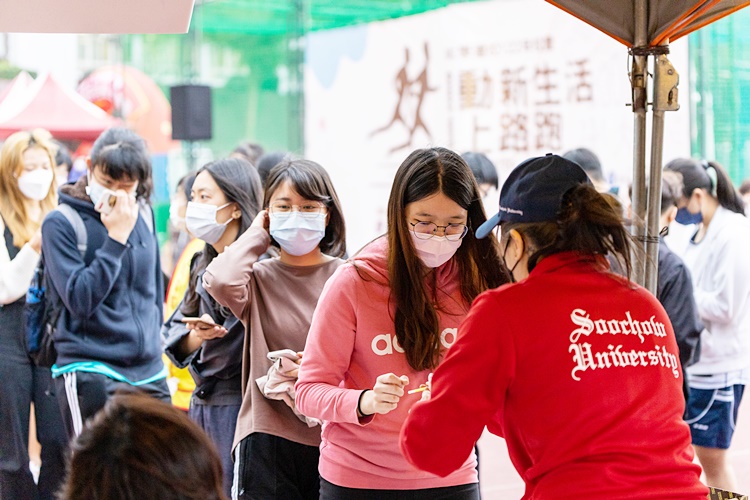 圖片標題:10選手報到並領取摸彩券