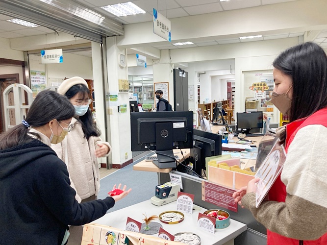 圖片標題:同學們體驗古早童玩