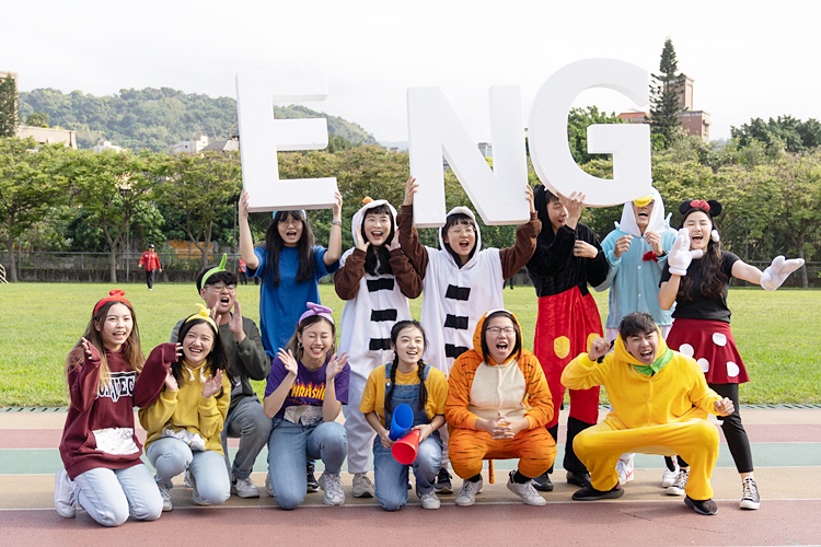 圖片標題:02英文系繞場創意無限