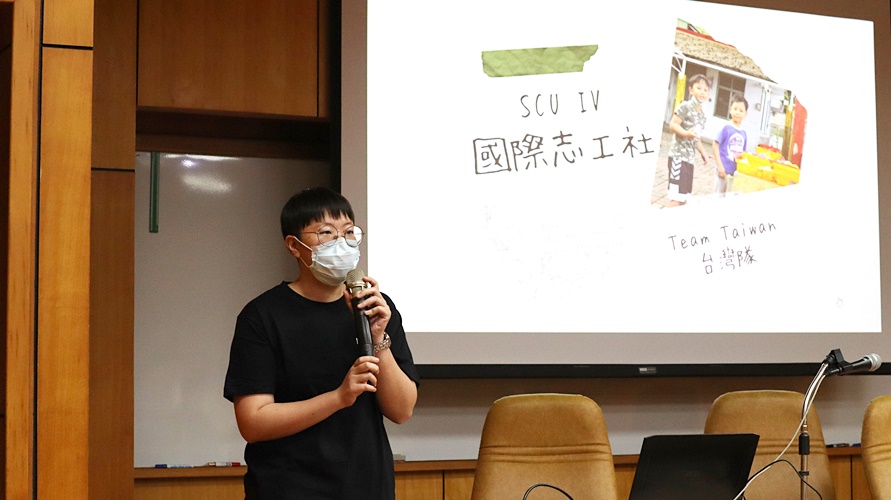 圖片標題:01吳婕瑄社長介紹國際志工社並分享出隊經驗