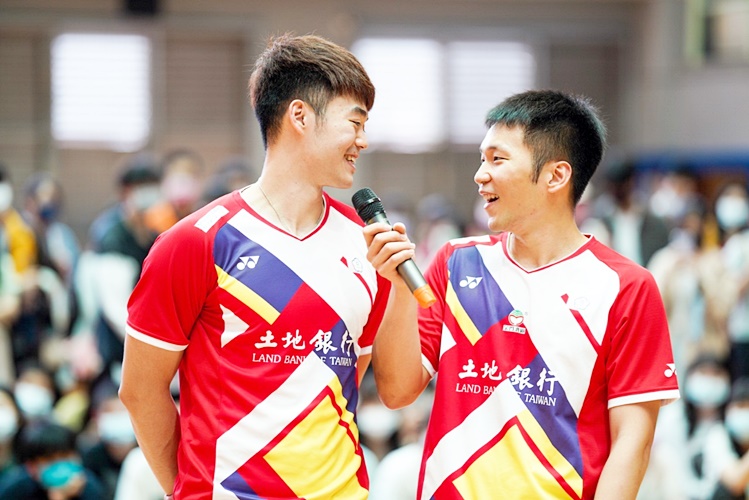 圖片標題:07錄製生日祝福時的王齊麟與李洋。