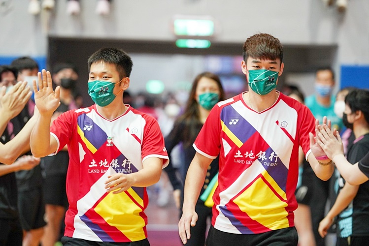 圖片標題:02進場時與校隊擊掌的李洋和王齊麟。