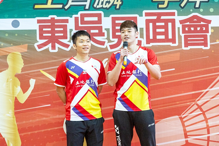 圖片標題:01認真致詞時的李洋與王齊麟