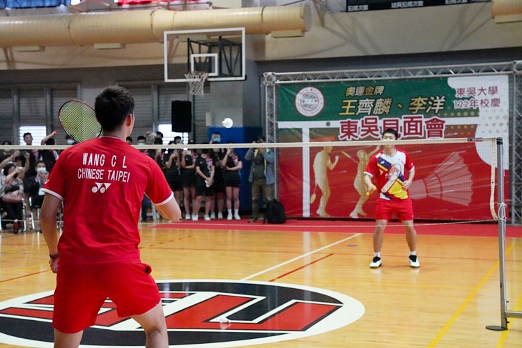 圖片標題:05熱身時展示平抽擋的王齊麟和李洋。