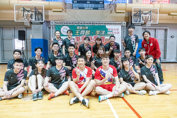 圖片標題:08王齊麟和李洋與羽球校隊大合照。