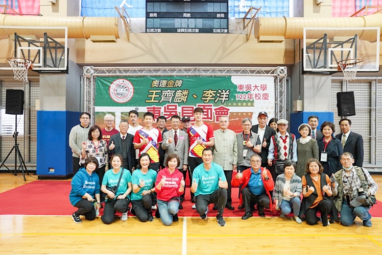 圖片標題:09王齊麟家族和李洋與教職同仁大合照。