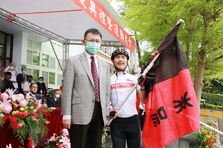 圖片標題:05 潘維大校長與學生領騎代表合照