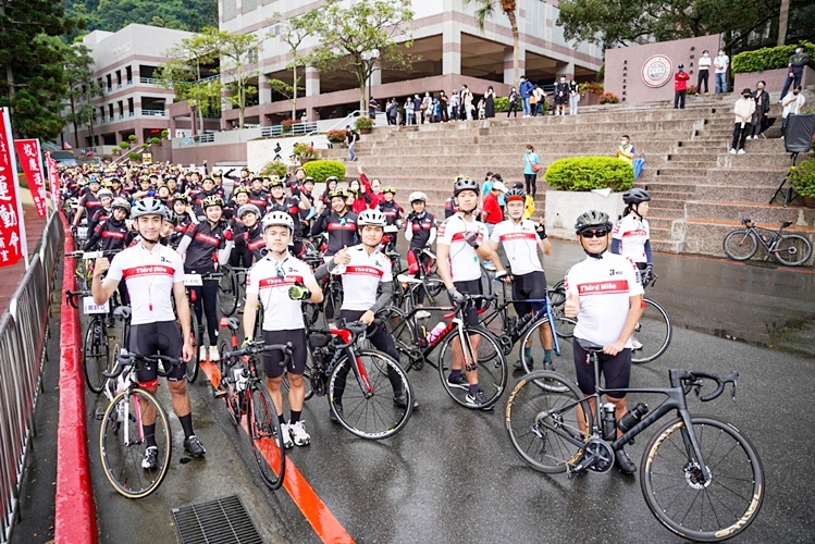 圖片標題:02李坤璋學務長與學員開心合照