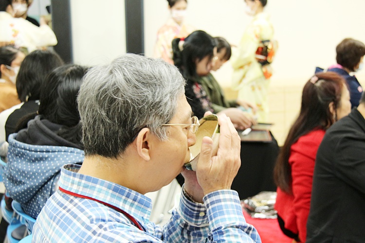 圖片標題:04參加者享用茶點