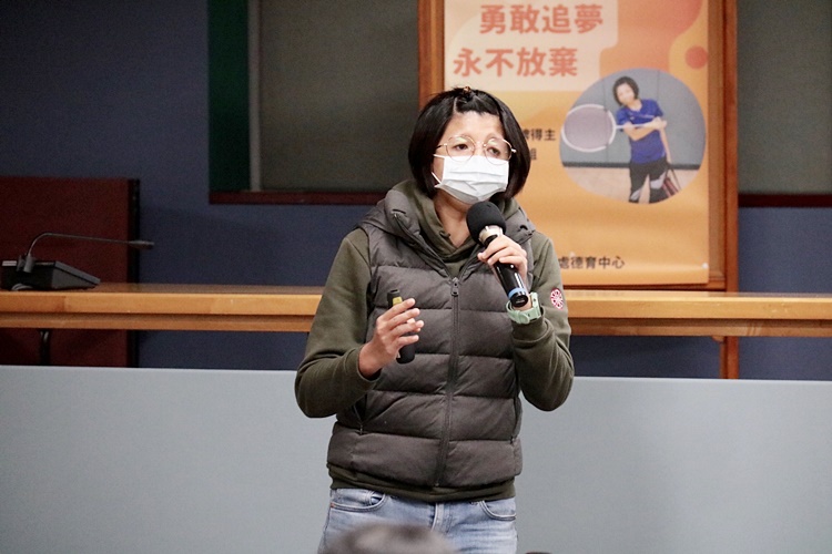 圖片標題:03范榮玉大方分享自身經歷（近景）