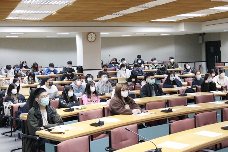 圖片標題:05同學專心聆聽范榮玉講師的故事