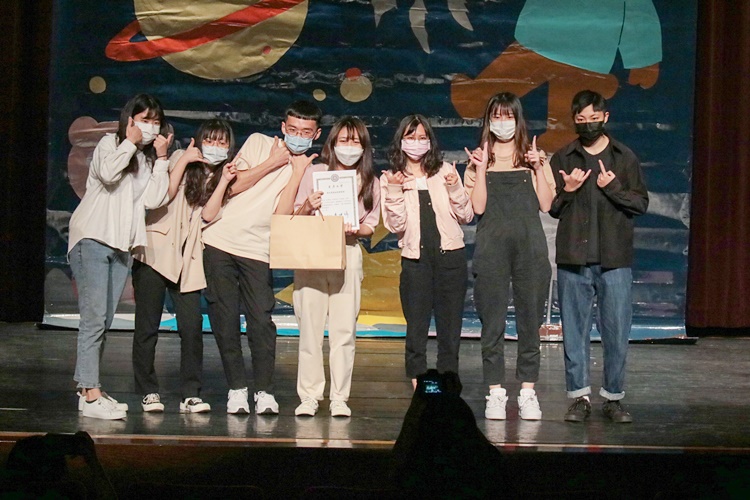 圖片標題:08 各隊隊長授與服務員結業證書