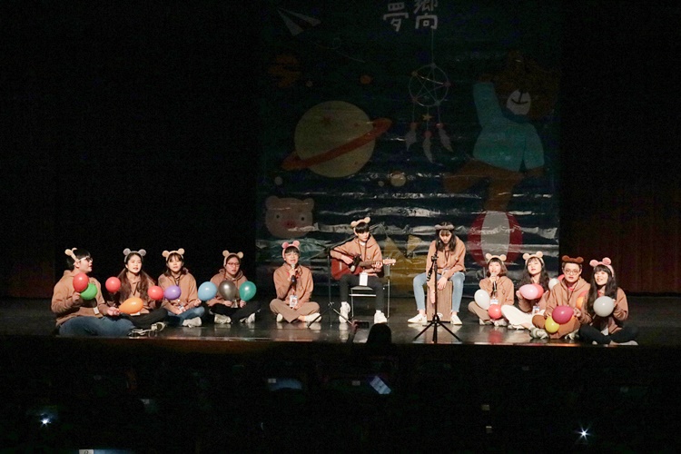 圖片標題:09 授旗團隊歡唱各服務隊營歌