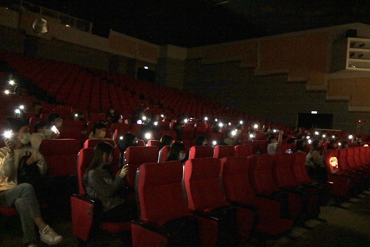 圖片標題:11 台下同學開心亮起手電筒揮手