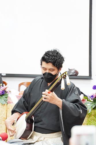 圖片標題:倪瑞興學長的三味線演出