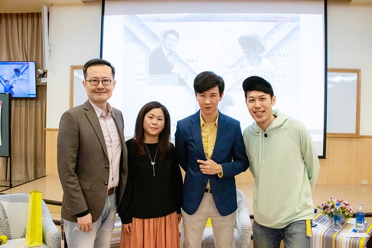 圖片標題:04講者合照(左起張國洋先生、李宜陵主任、王傅麟老師、馬克先生)