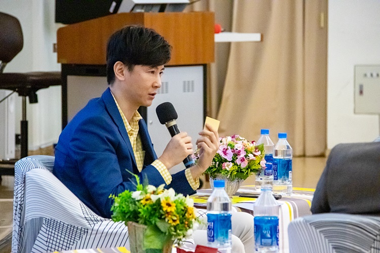 圖片標題:01主持人王博麟提問