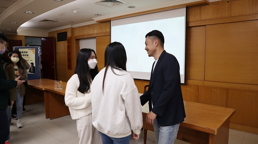 圖片標題:6 講座後與同學互動交流.JPG .JPG 的副本 的副本