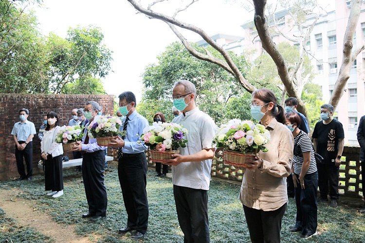 圖片標題:圖一 敬備花籃追緬王寵惠故董事長（由左至右：趙維良副校長、潘維大校長、王守正建築師、王依仁女士）