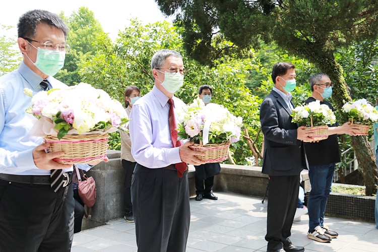 圖片標題:圖七 敬備花籃追緬石超庸故校長（由左至右：潘維大校長、趙維良副校長、詹乾隆教務長、王志傑研發長）